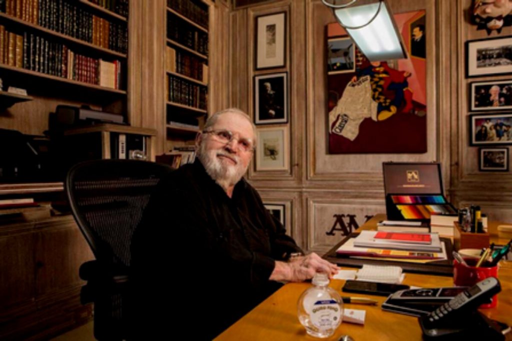 Jô Soares in the library of his apartment