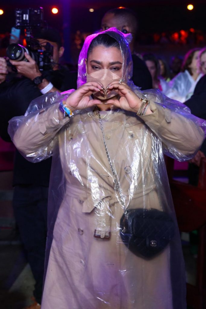 Preta makes a heart with her hands for the photographer