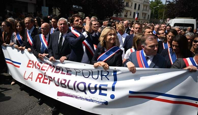 French crowd unites in support of mayor after violent attack