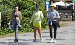 Fátima Bernardes walks along the shore with her daughter and