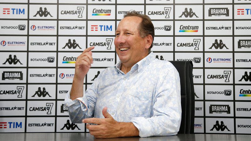 Botafogo closes with new coach; look!
