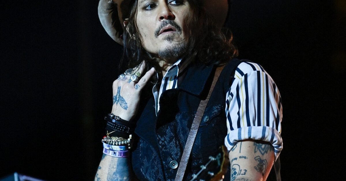 PHOTOS Johnny Depp on stage but victim of a very