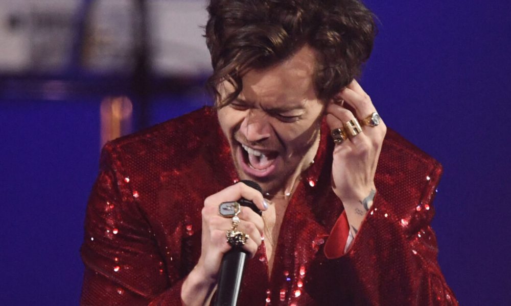 VIDEO Harry Styles injured in the middle of a concert,