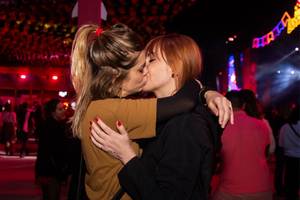 Titi Muller kisses his girlfriend a lot during Elba Ramalho's
