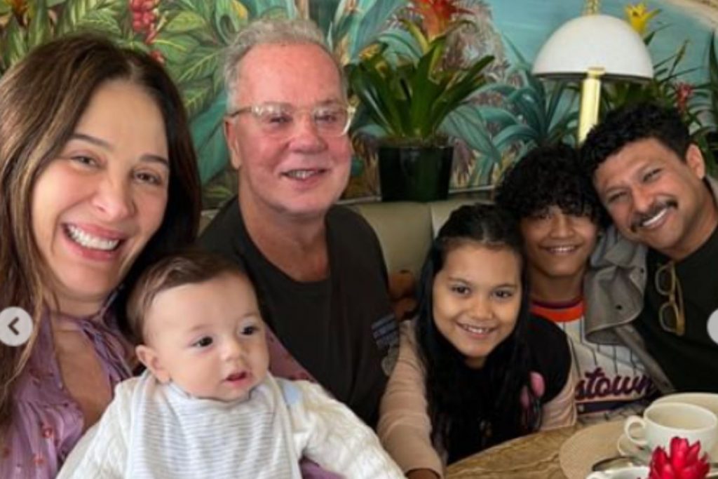 Claudia Raia and Luca with Luiz Fernando Guimarães and family: Adriano Medeiros and children Dante and Olívia