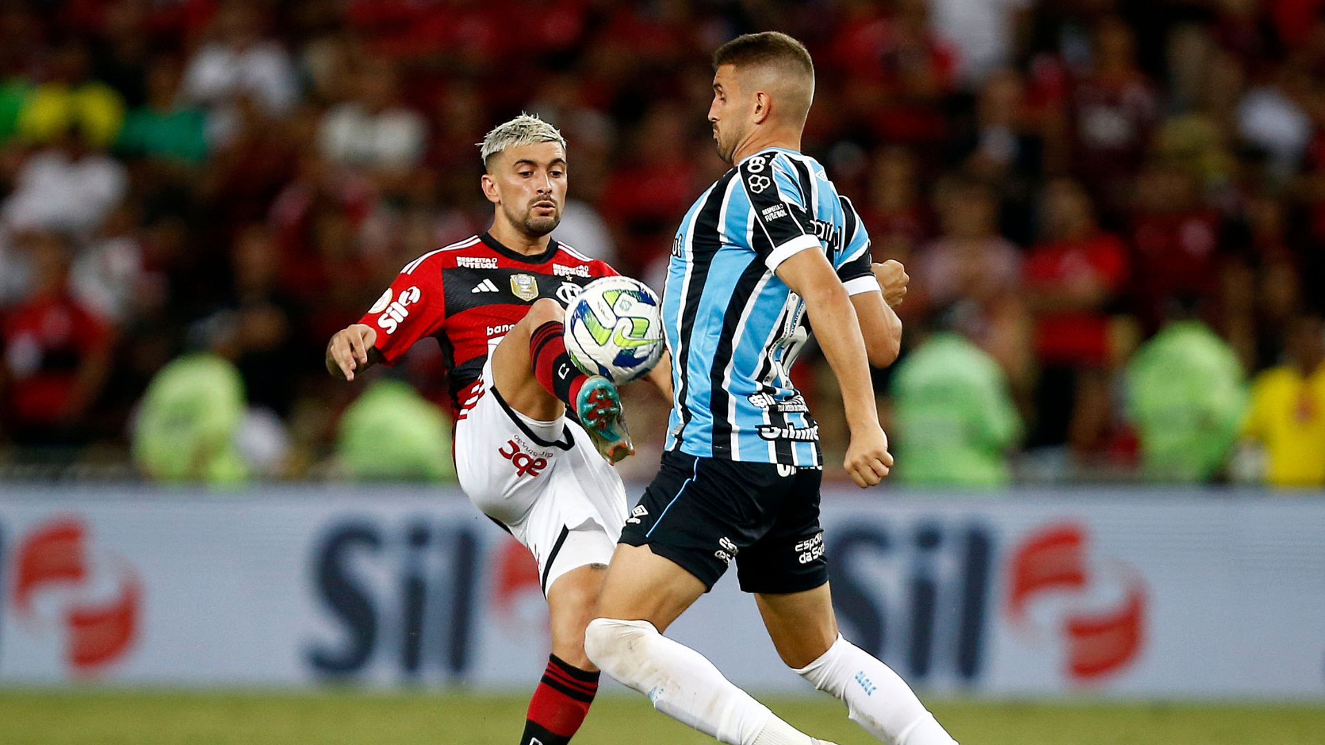 Grêmio and Flamengo in action