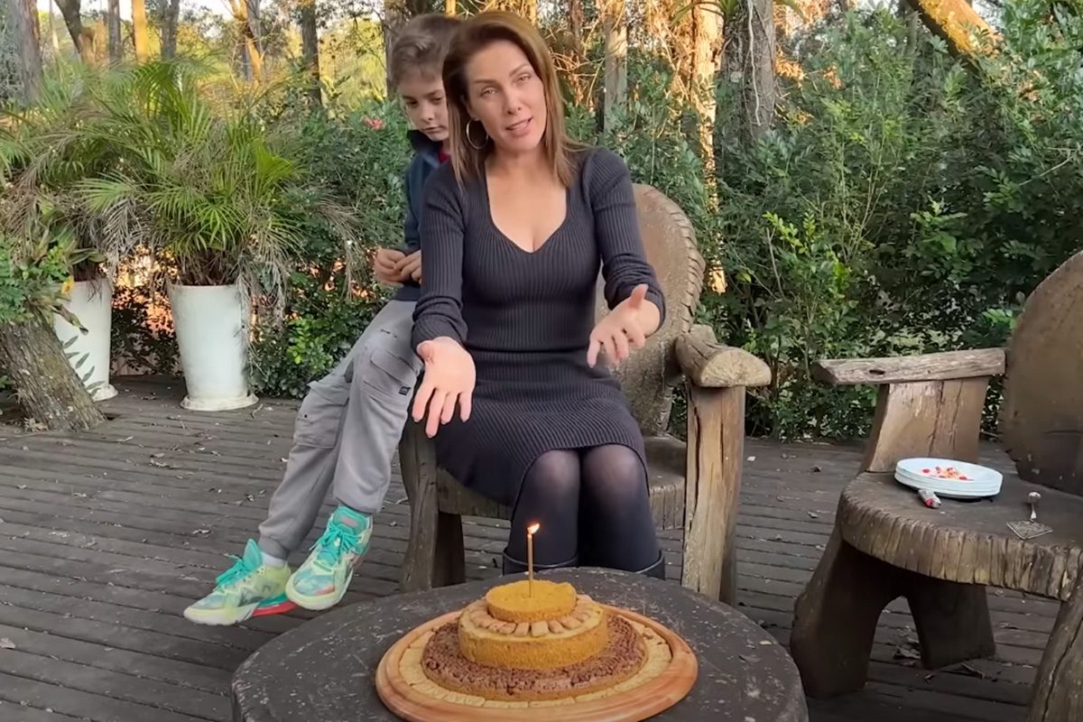 Ana Hickmann makes a cake to celebrate the dogs' birthday