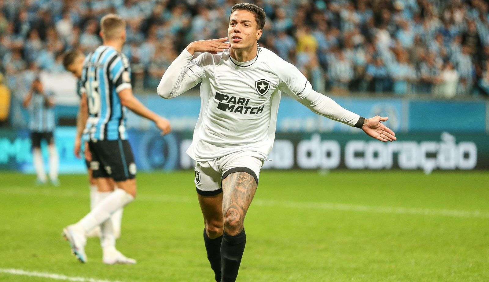 Botafogo crushes Grêmio by 2x0 and remains leader in the