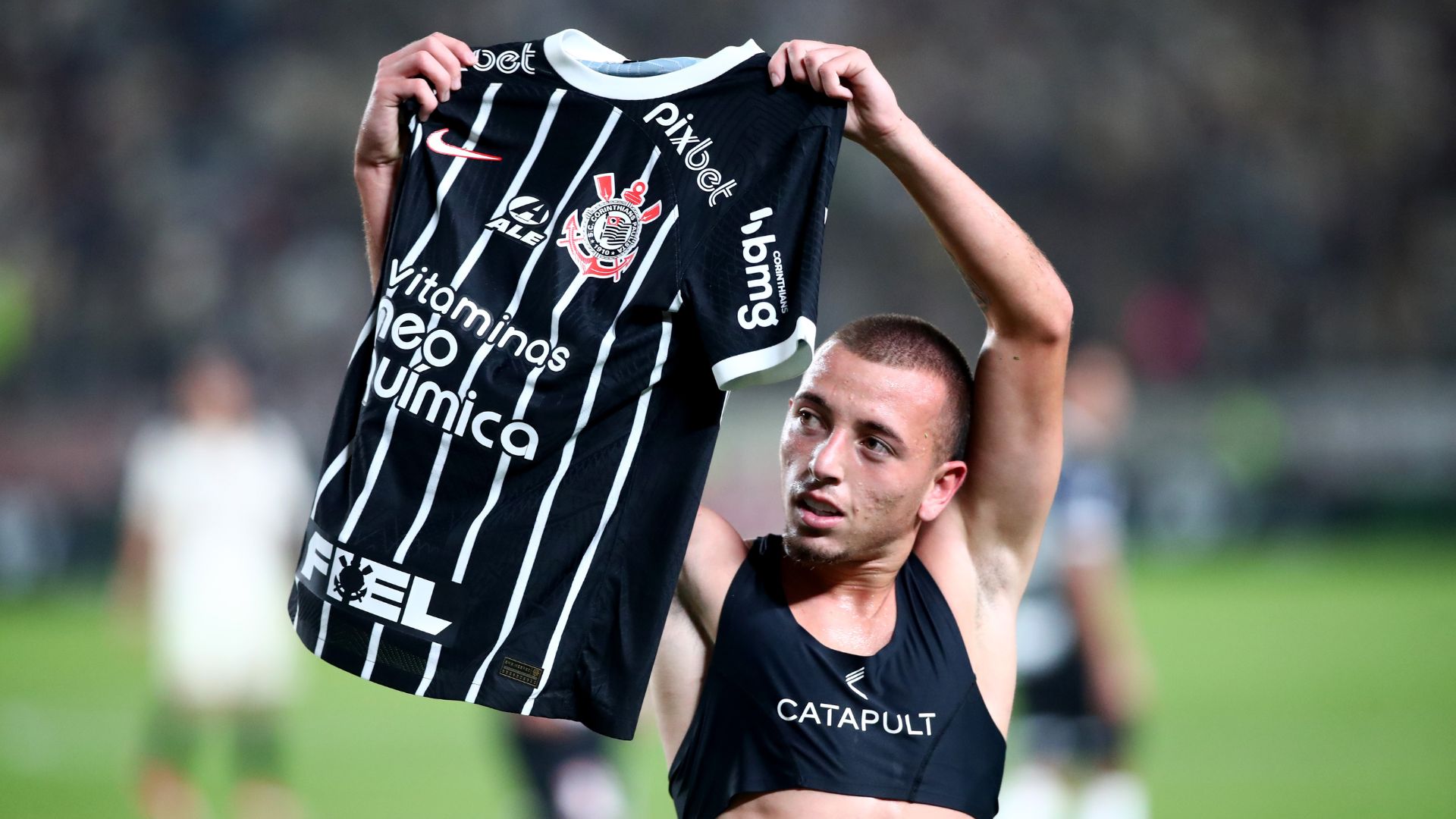 Ryan celebrated his first goal for Timão by showing his shirt to the crowd