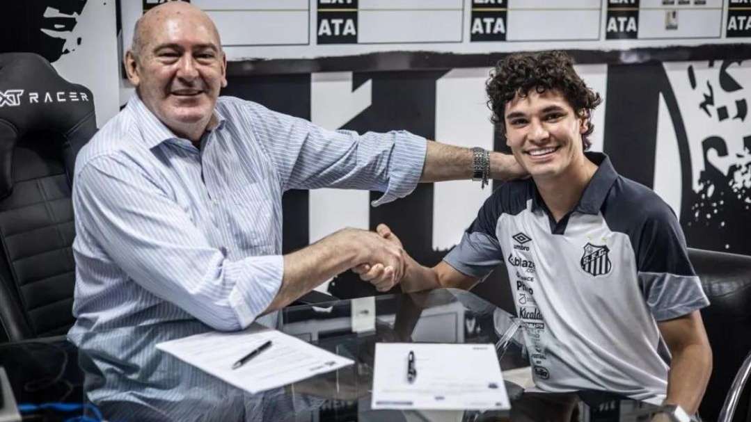 Left back Dodô is Santos' first signing and promises to reinforce