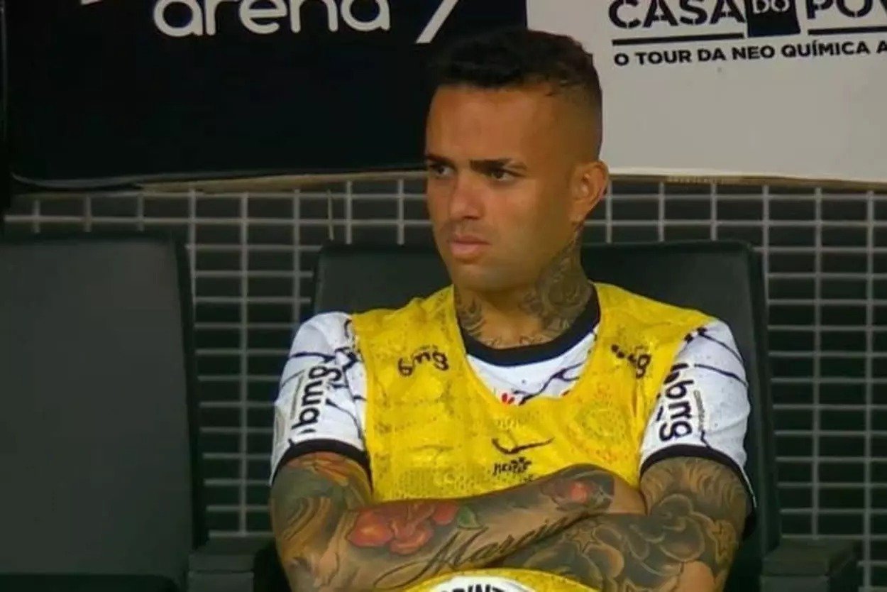 Luan Guilherme on the Corinthians bench