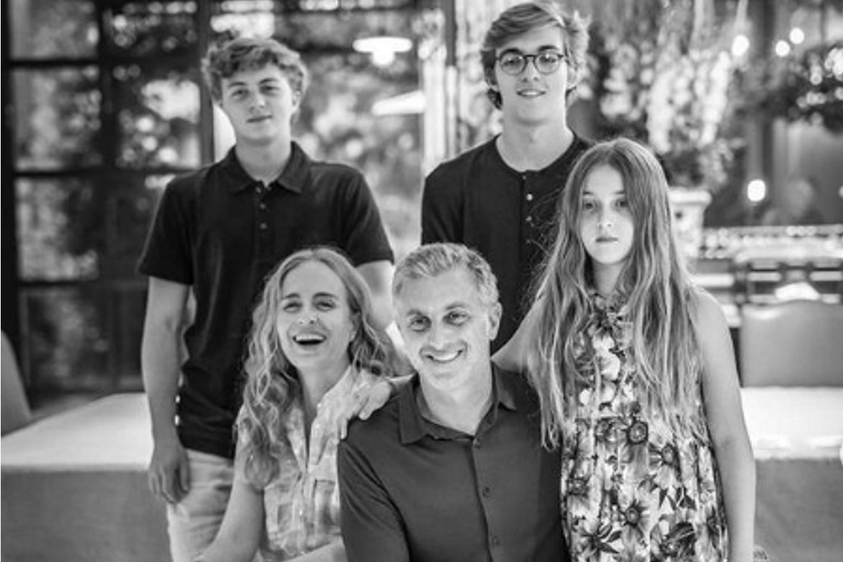 Luciano Huck, Angélica and the children pose for a French