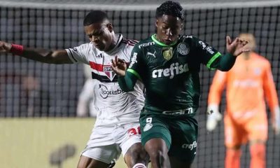 Palmeiras and São Paulo face each other in a tense
