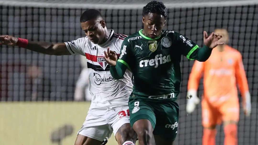 Palmeiras and São Paulo face each other in a tense