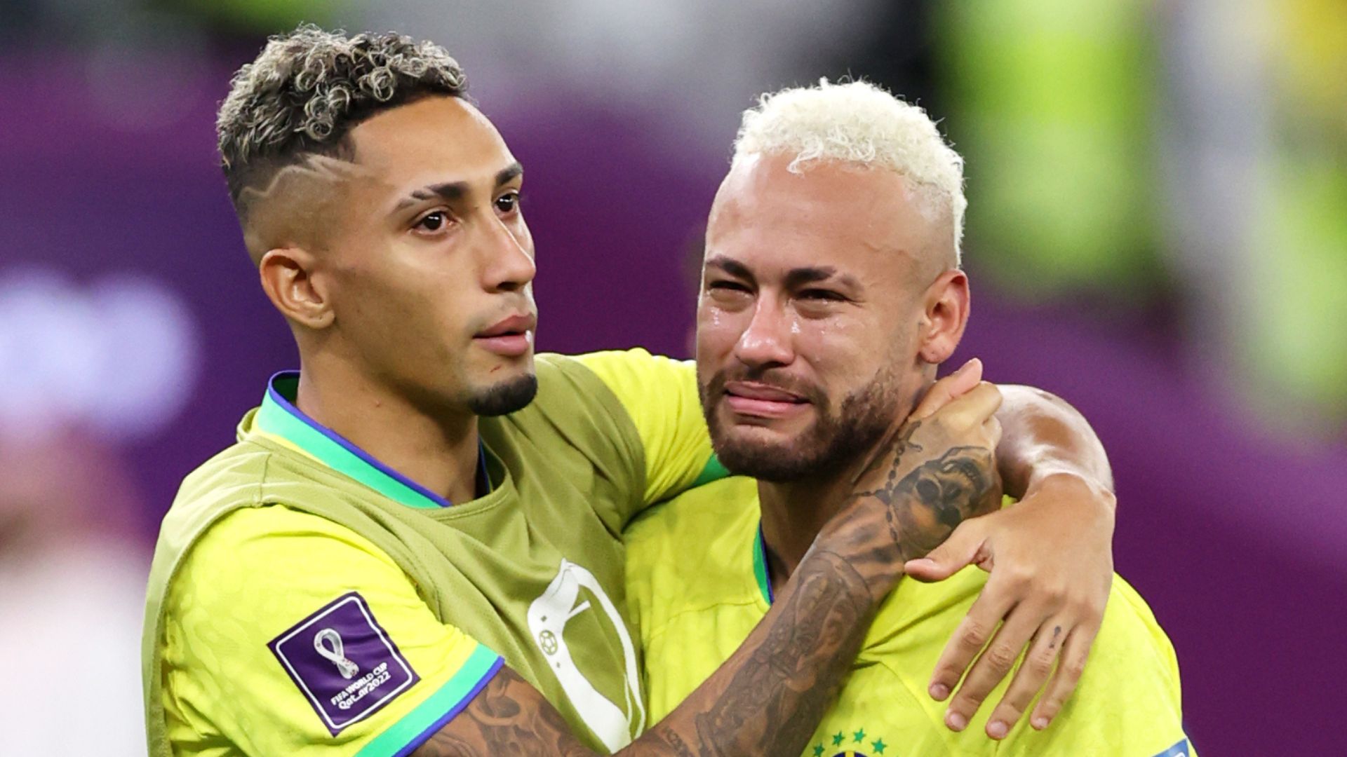 Raphinha consoling Neymar after the elimination of the Brazilian National Team (Credit: Getty Images)