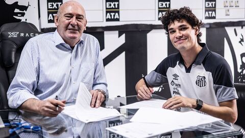 Dodô signing a contract with Santos
