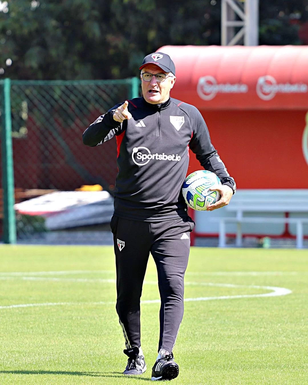 Dorival Júnior aligns the details in the last training session of the week