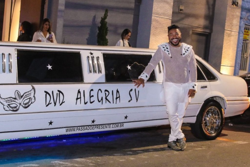 Sebah Vieira arrives in a limousine to record his DVD
