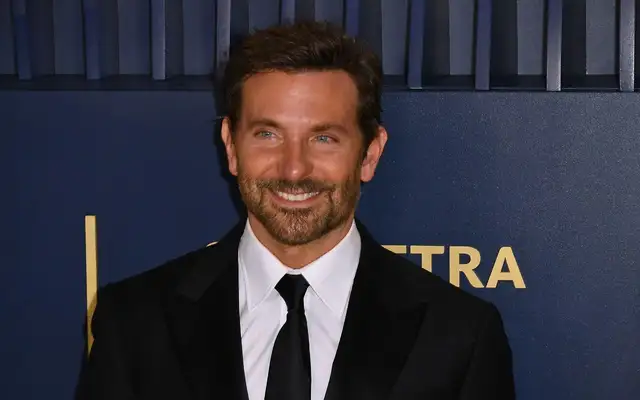 Bradley Cooper likes to stay at home naked OFuxico