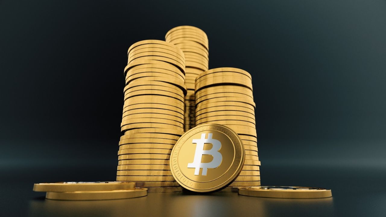 Bitcoin bate mais um recorde e chega a valer US$ 70 mil Lorena Bueri