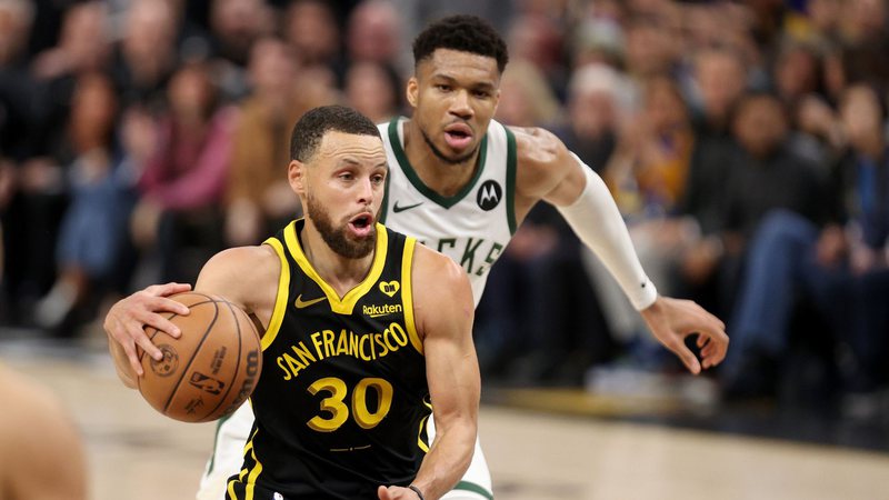 Curry redeems himself after running over, and Warriors beat Bucks