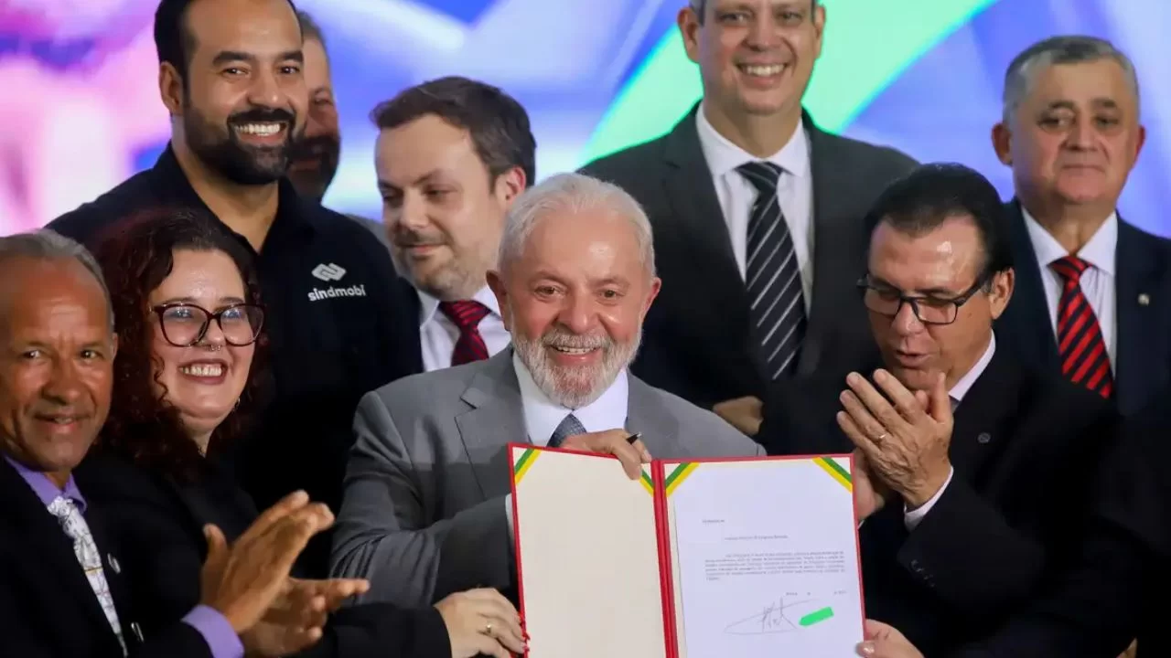 Lula signs project that regulates the activity of app drivers