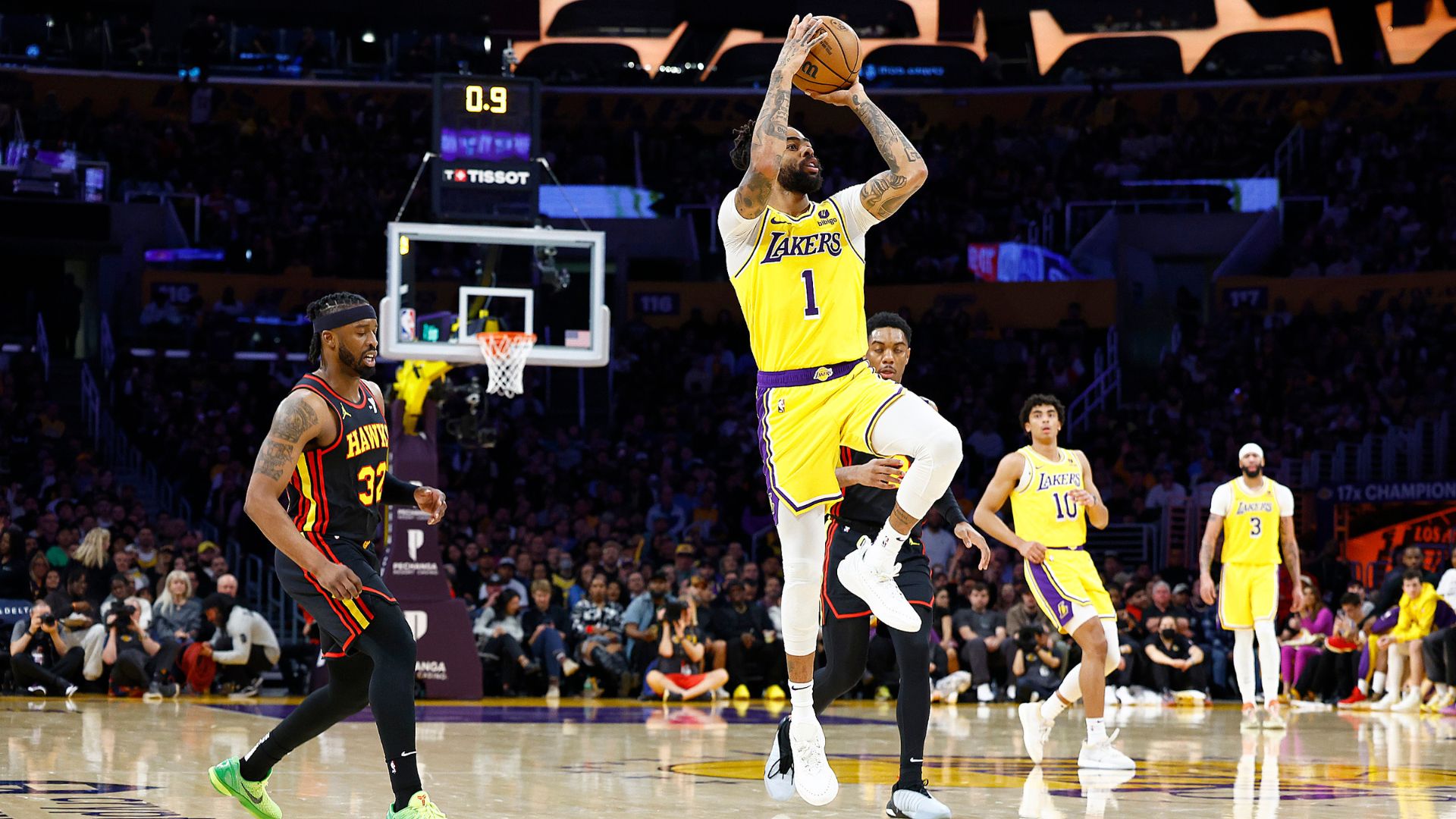 D'Angelo Russell breaks Lakers record