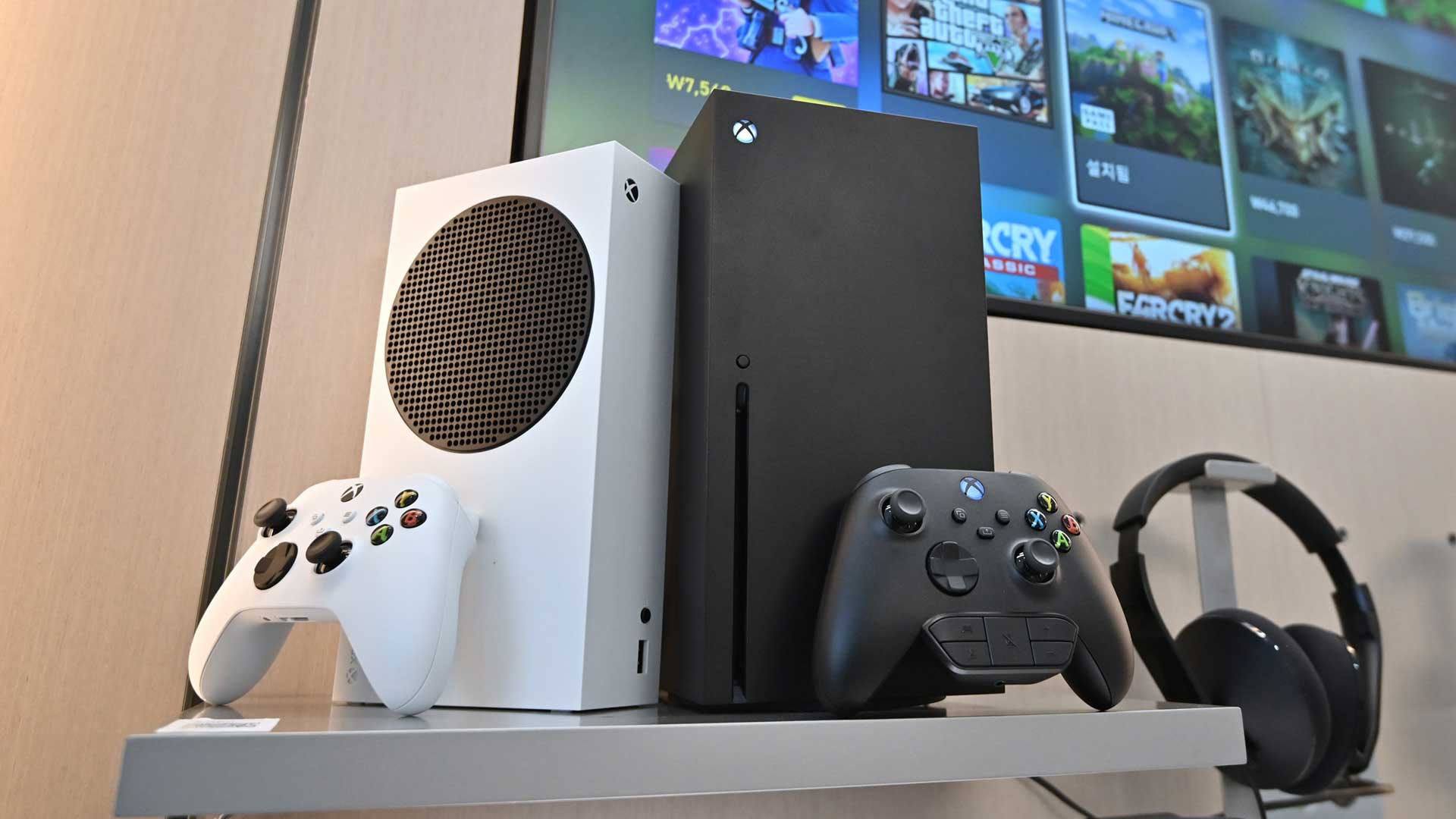 Leaked Images of a White and Apparently Digital Only Xbox Series