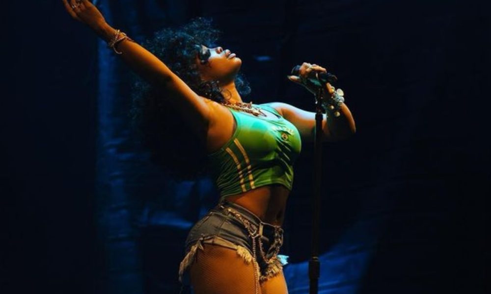 SZA delivers captivating performance on last night of Lollapalooza