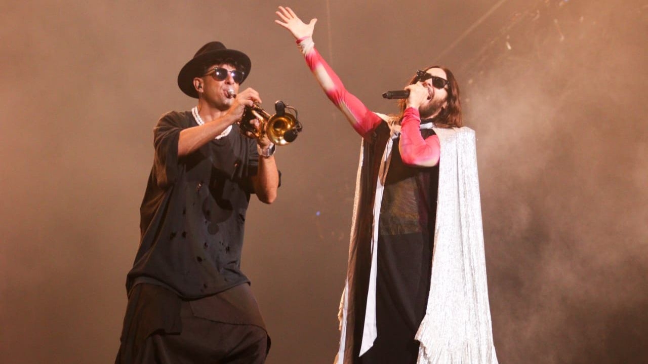 Thirty Seconds to Mars lifts the crowd on the second