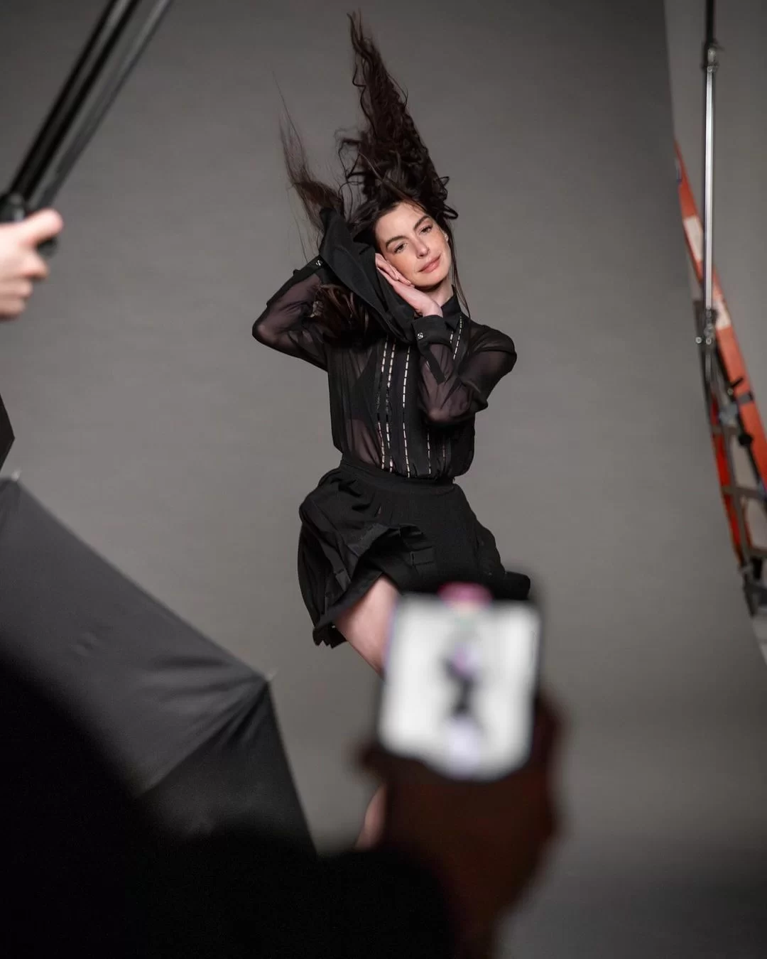 Anne Hathaway for Versace, 2024 (Photo: reproduction/Instagram/@donatella_versace and @annehathaway) Lorena Bueri