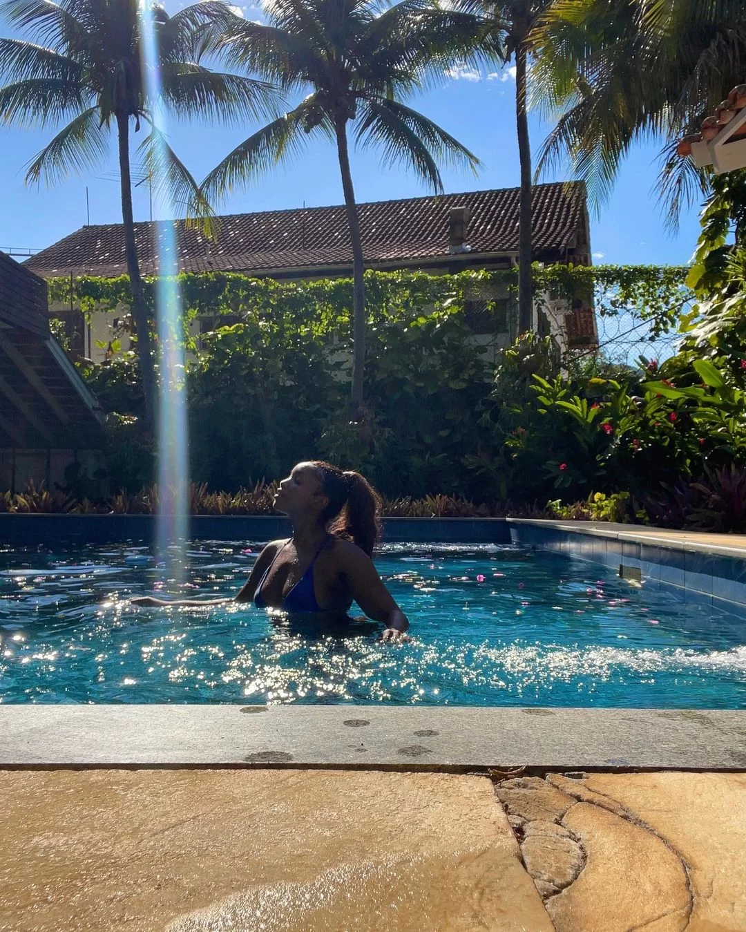 In the pool, singer Iza shows off curves in a bikini (Photo: reproduction/Instagram/@iza) Lorena Bueri