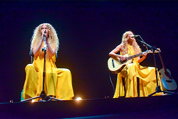 Vitória Falcão and Ana Caeteno perform an exciting show in Rio (Photo: Vitória Rangel) Lorena Bueri