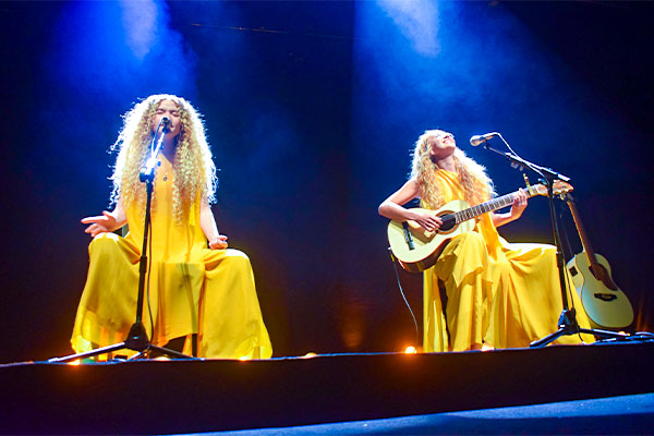 Vitória Falcão and Ana Caeteno perform an exciting show in Rio (Photo: Vitória Rangel) Lorena Bueri