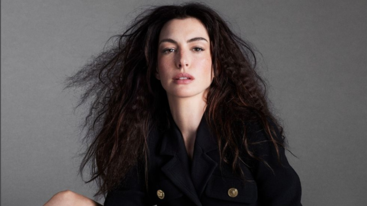 Anne Hathaway uses a trick to add volume to her hair in a Versace shoot ...