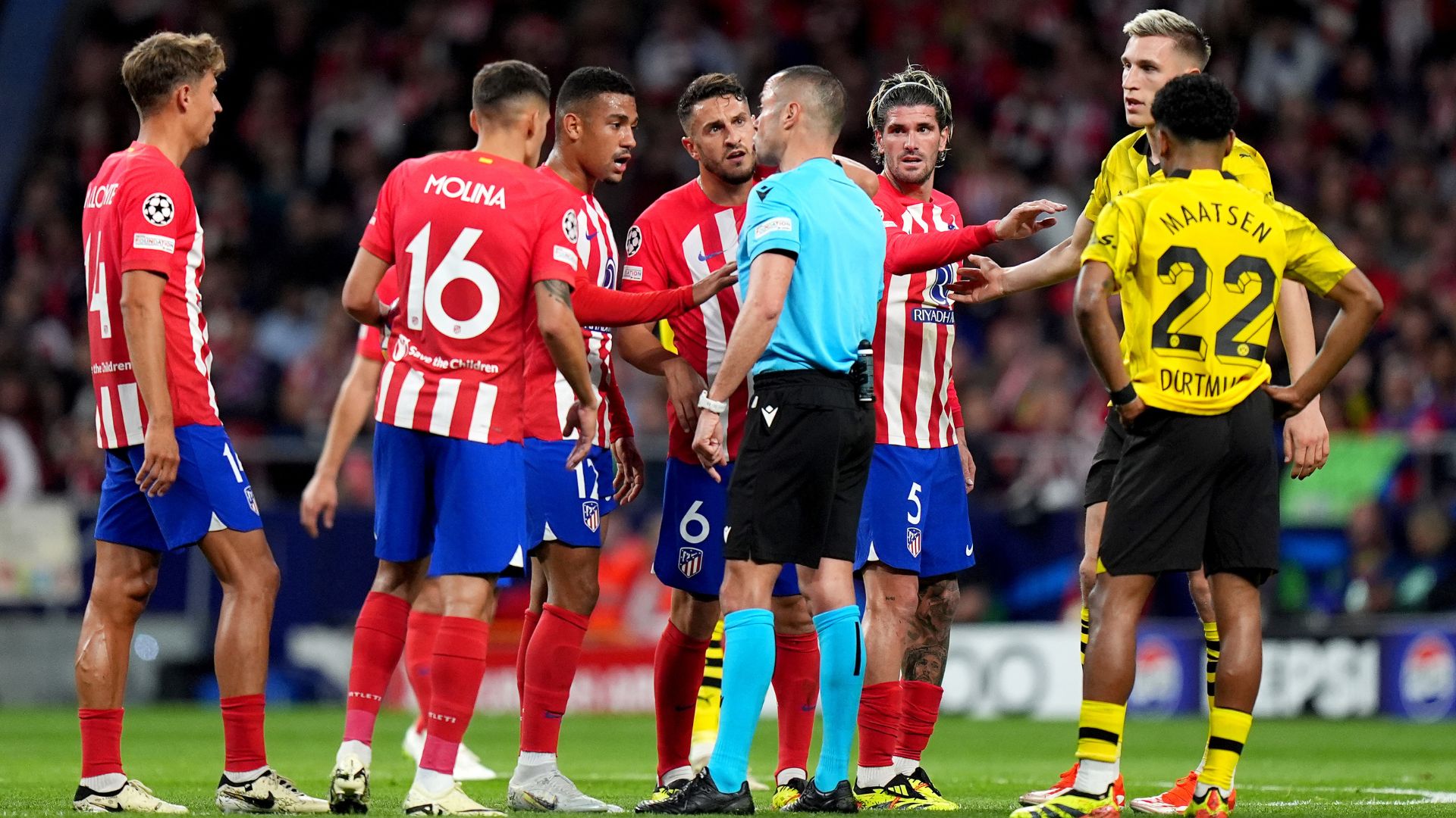 Players' discussion with the match referee (Credit: Getty Images)