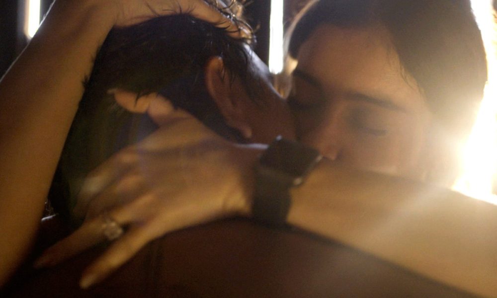Eliana and Damião kiss passionately in Renascer