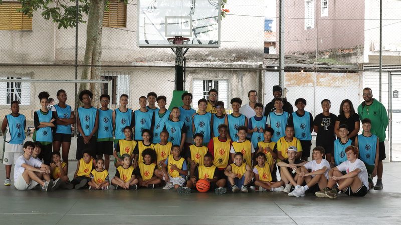 Graded and Santa Fé Hunters promote basketball clinic in São