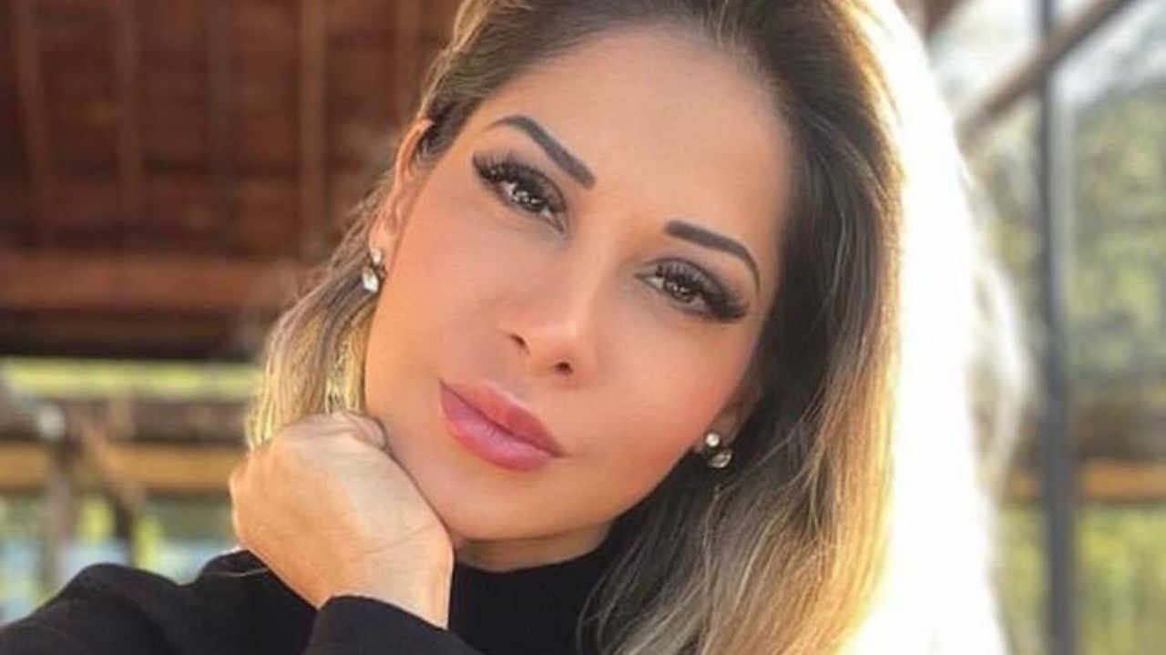 Maíra Cardi appears in a photo alongside her family, without