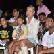 Xuxa promotes the new film and receives affection from the