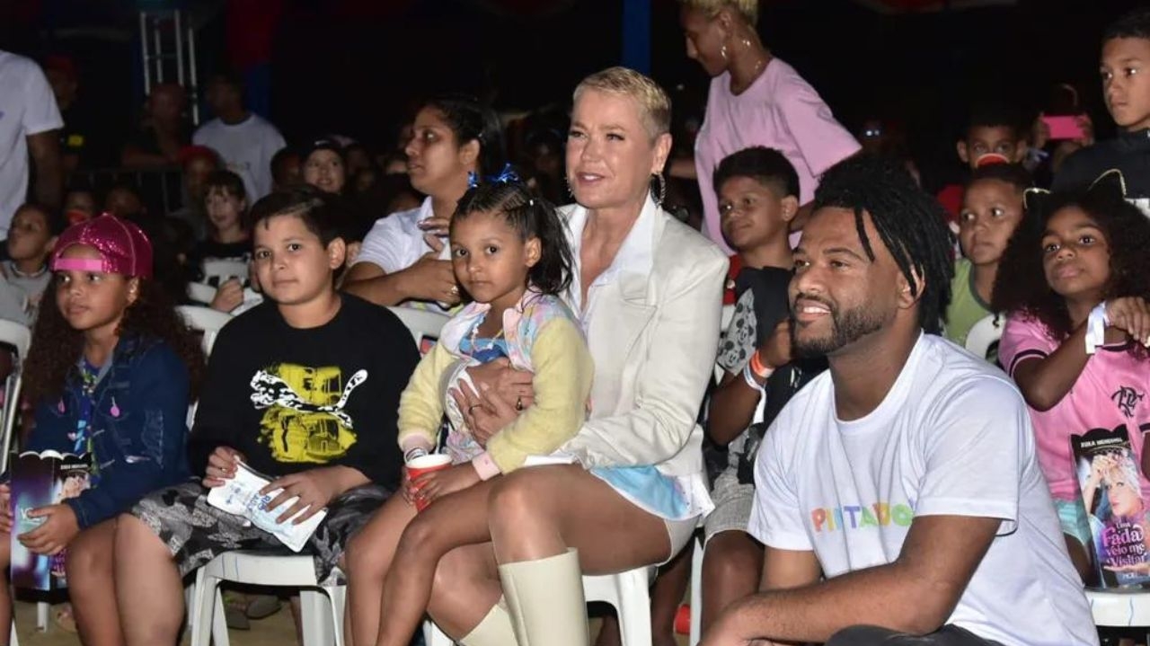 Xuxa promotes the new film and receives affection from the