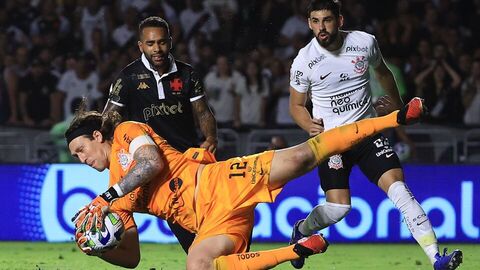 Cássio in action for Corinthians