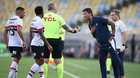 Thiago Carpini in his last game as São Paulo coach, against Flamengo (Credit: Getty Images)