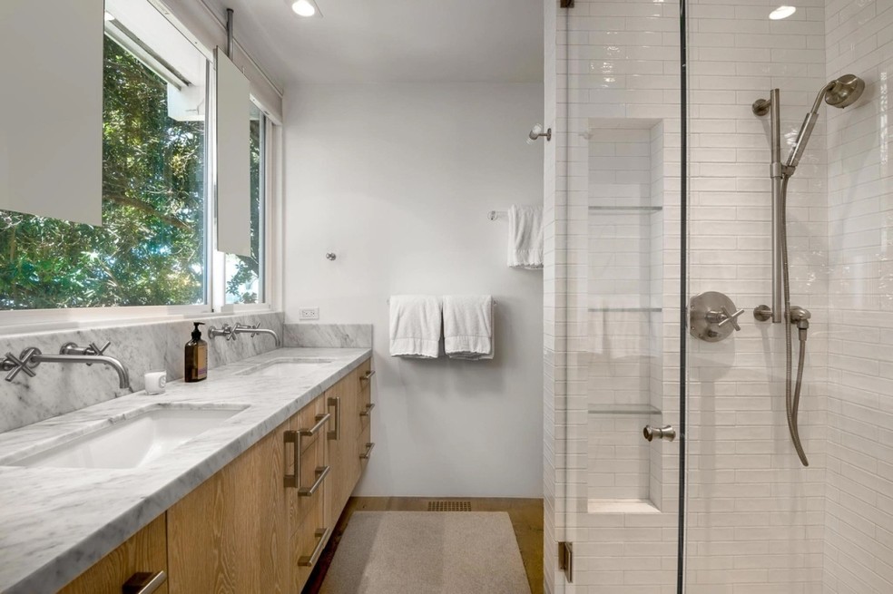 Bathroom of the house the couple bought (Photo: Berkshire Hathaway) Lorena Bueri