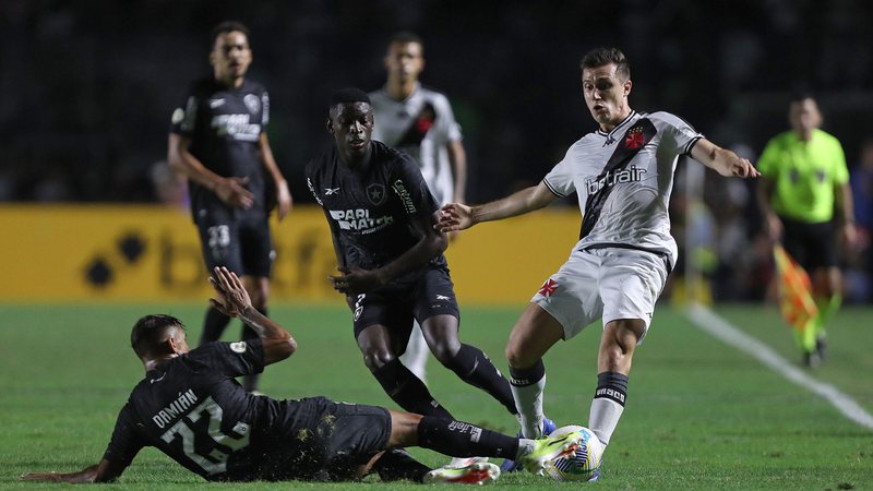 Botafogo takes the lead, but Vasco draws in the classic