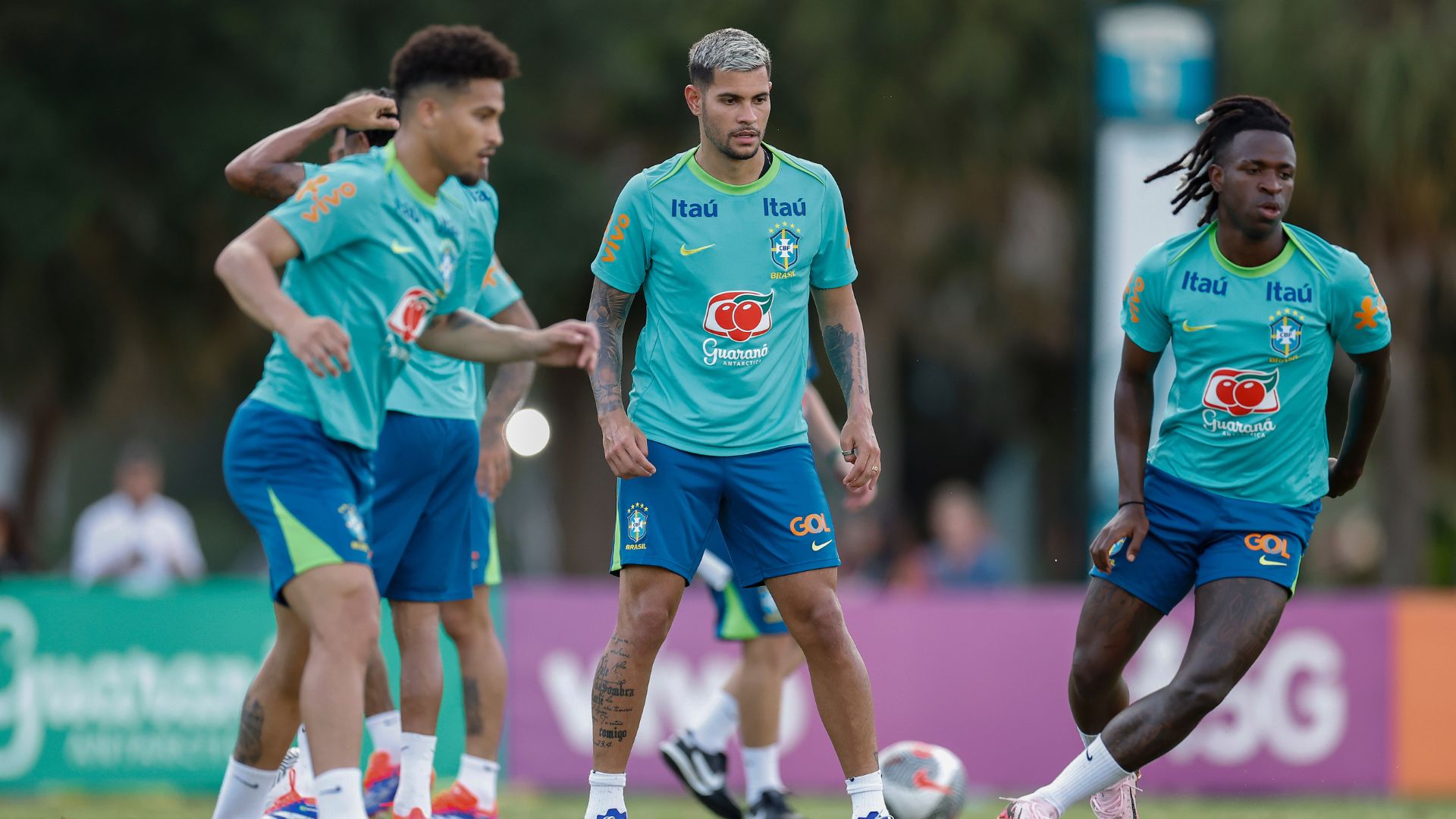 Bruno Guimarães during the Seleção training, alongside Vini Júnior and João Gomes (Credit: Rafael Ribeiro / CBF)