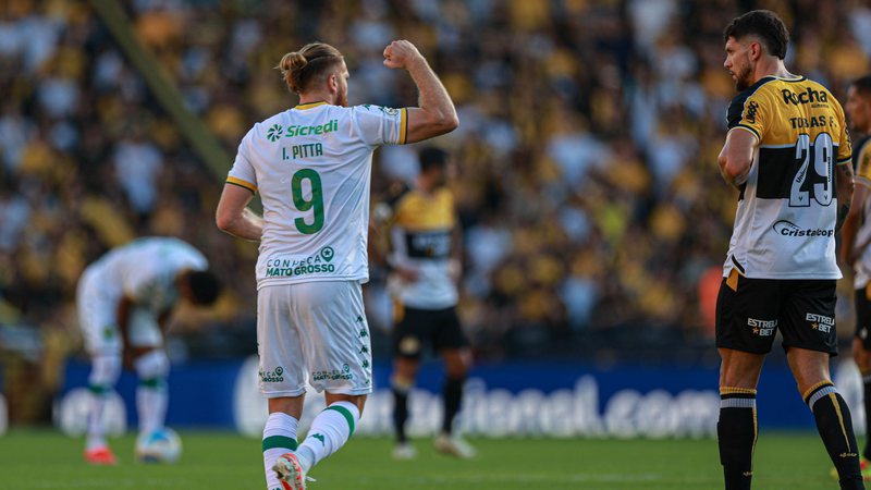 In a seven goal game, Cuiabá scores the Brasileirão's first victory