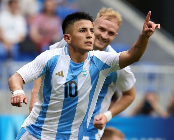 Argentina wins and qualifies in men's football