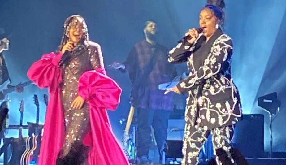 Iza Shines with Alicia Keys in an incredible show!