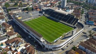 Santos and Palmeiras face each other in Vila Belmiro for